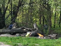 В Южном  парке Калининграда в открытую жарят сосиски