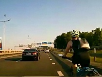 На Приморском кольце сбили велосипедистку: пробка возникла из-за ДТП