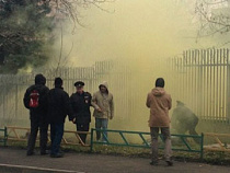 Бывшие нацболы закидали польское посольство в Москве файерами и дымовыми шашками