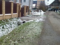 В Калининграде начали косить траву из-под снега