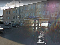 На улице Мусоргского опрокинулась уборочная машина