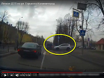 «Тойота РАВ-4» врезалась в «каблучок» «Почты России» (видео)