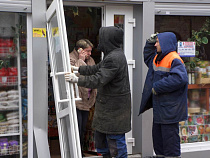 У Северного вокзала демонтируют торговую палатку (4 видео)