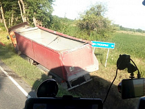 Под Советском в придорожный кювет улетел грузовик