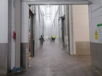 Рабочего в Калининградской области придавило механическим погрузчиком