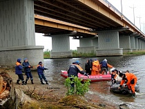 «12 человек в воде»: на Преголе учились спасать туристов 