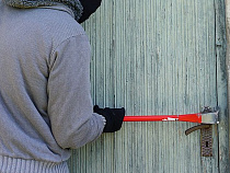 180 часов отработает 22-летний парень, вскрывший чужой гараж в Светлом