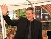 Скульптор президента Франции порисует вином в Калининграде