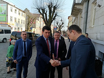 Калининградскому губернатору приходится спать на лавочке в Шереметьево