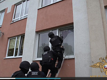 Полицейские штурмом взяли наркопритон в Космодемьянском (видео)