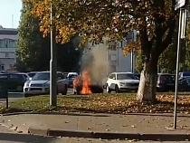 На парковке у спорткомплекса «Юность» загорелась машина (видео)
