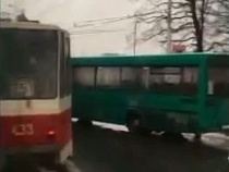 В центре Калининграда автобус въехал в трамвай (видео) 