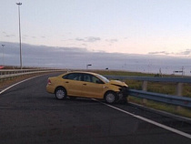 На повороте к аэропорту Храброво такси застряло в отбойнике (фото)