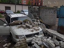 В Калининграде при установке мусорки на авто рухнула кирпичная стена 