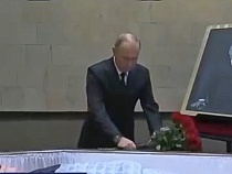 Перед выездом в Калининград Путин отдал дань памяти Горбачёву