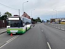 В Калининграде пассажирку выронили из автобуса