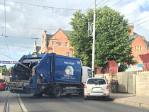 В центре Калининграда не разъехались мусоровоз и иномарка