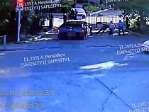 В Калининграде стоявший у больницы пешеход сам пошёл под машину