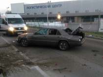 В Калининграде с моста упал Mercedes