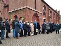 Десятки прихожан собрались у церкви Калининграда за святой водой 