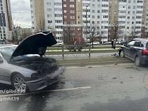 «Субару» пробила забор от удара о БМВ на улице Гайдара