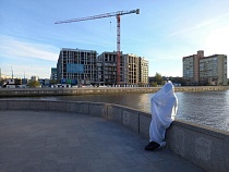 Зашитая в мешок фигура шокирует туристов в Калининграде