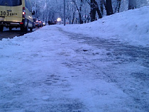 Калининград провёл выходные в снежной каше и на гололёде (фото)