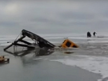 В Калининградском заливе под лед провалился эвакуатор, спасавший джип (видео)