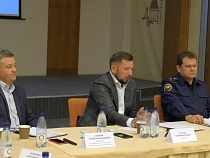 Дмитрий Бочаров выслушал пластических хирургов и косметологов