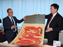 Делегация из Китая подарила Светлогорску дракона