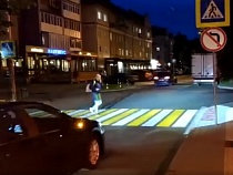 В Калининграде впервые установили проекционный пешеходный переход