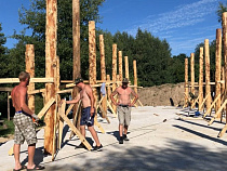 Под Зеленоградском начали строить «Длинный дом викингов» 