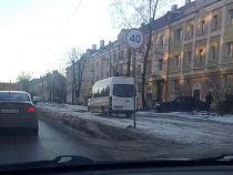 В Калининграде маршрутка на большой скорости объезжала пробку по тротуару
