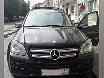 Должник порезал колеса своего «Мерседеса» на глазах у судебных приставов