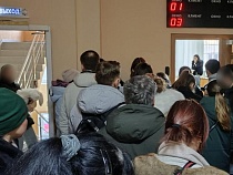Власти отмахнулись от жалоб стоящих по ночам за штампом в Калининграде
