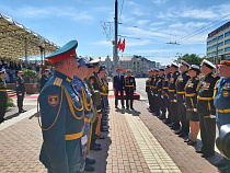 Участница парада в Калининграде потеряла туфельку