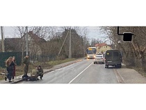 В Ижевском военные бросились на помощь упавшему велосипедисту