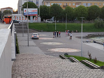 Элитный БМВ ездил по пешеходной зоне на Нижнем пруду Калининграда