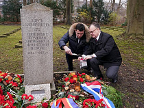 Алиханов возложил цветы на кладбище в Германии 