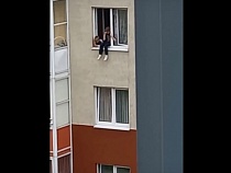 В Калининграде сняли на видео свисающих из окна 3 этажа детей 