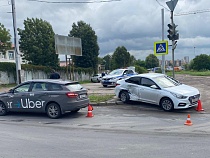 20-летний на «Хёндэ» не пропустил такси. Есть пострадавшая 