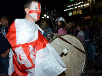Болельщики до четырех утра не давали МП «Чистота» убрать площадь Победы