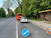 На выезде из Калининграда рванувший с остановки автобус уронил женщину