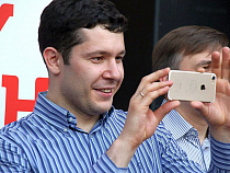 Антону Алиханову делают операцию на ноге в Москве 