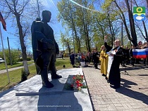 В Рыбачьем заменили памятник на братской могиле советских воинов