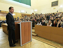 Премьер РФ поздравил студентов с Татьяниным днем через Twitter