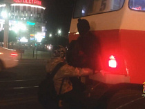 Очевидцы засняли в центре Калининграда двоих юных зацеперов (видео)