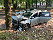 На Яналова водитель на «Фольсквагене» врезался в дерево