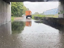 Вода накрыла проход под мостом на Вагоностроительной улице