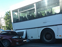 В Калининграде пассажирский автобус «подмял» легковушку